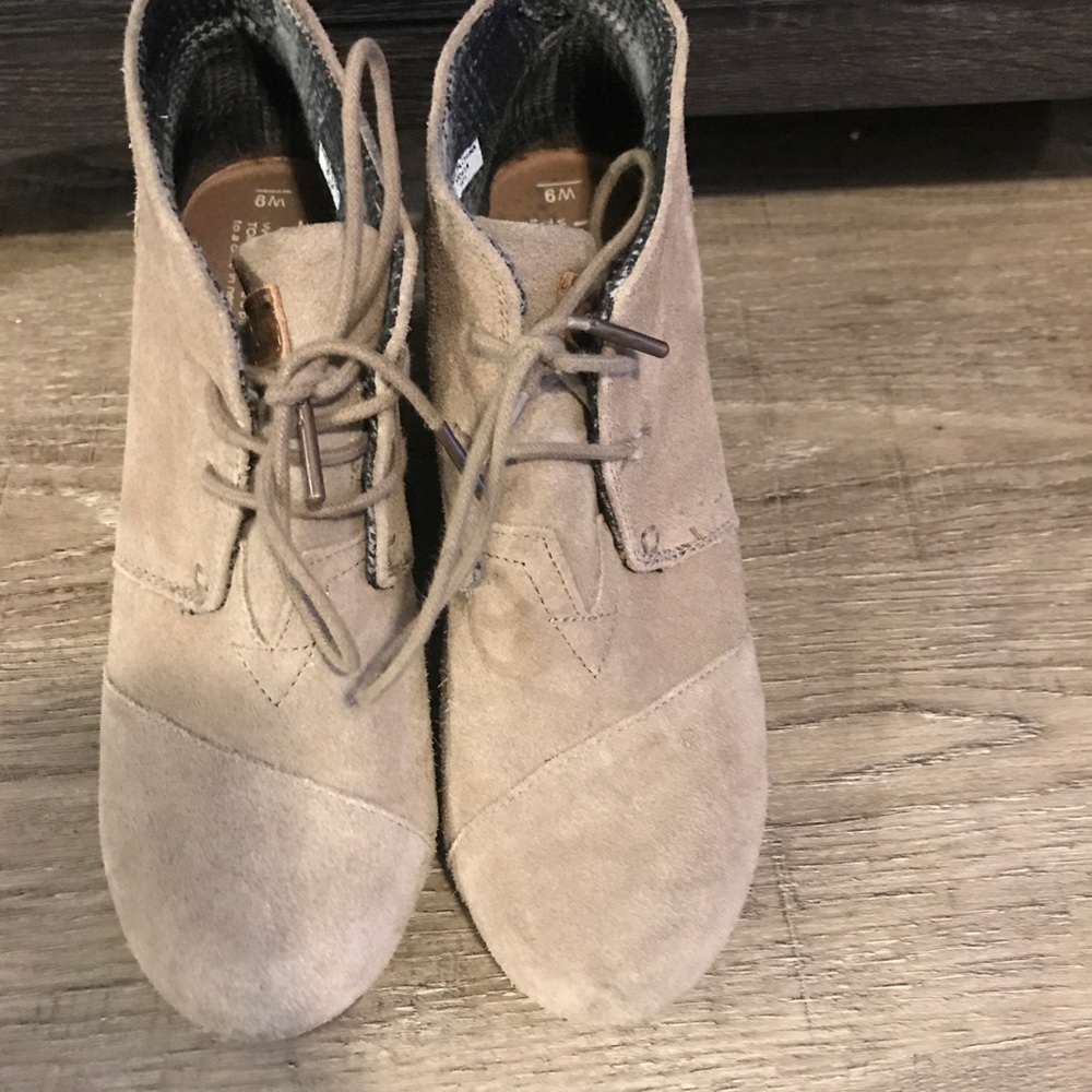 Toms Desert Wedges in taupe suede sz 9